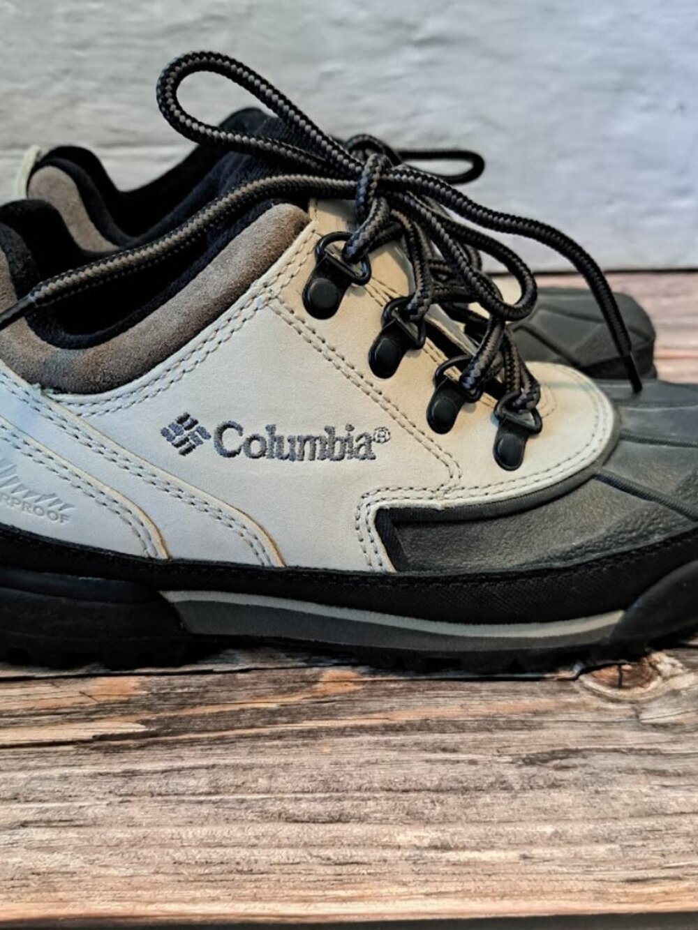 Columbia Bugalow Waterproof Insulated Shoes size 6 women's like new hiking boot